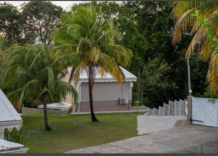 Appartement Vue Mer Fort de France: Piscine et Confort
